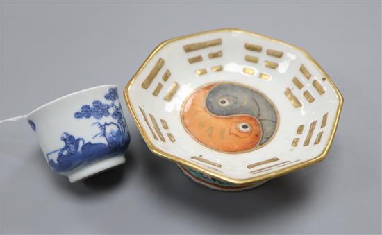 A Chinese small octagonal eight trigrams dish, Tongzhi mark and period (1862-74) and a Chinese blue and white cup Dish diameter 10cm